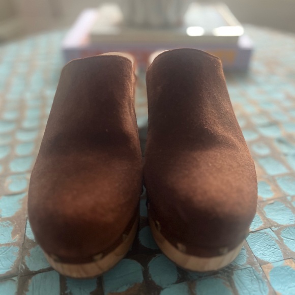 Steve Madden Brown Clogs with Chunky Heel and Suede Upper - Picture 3 of 5